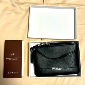 Authentic Coach wristlet black - new in box